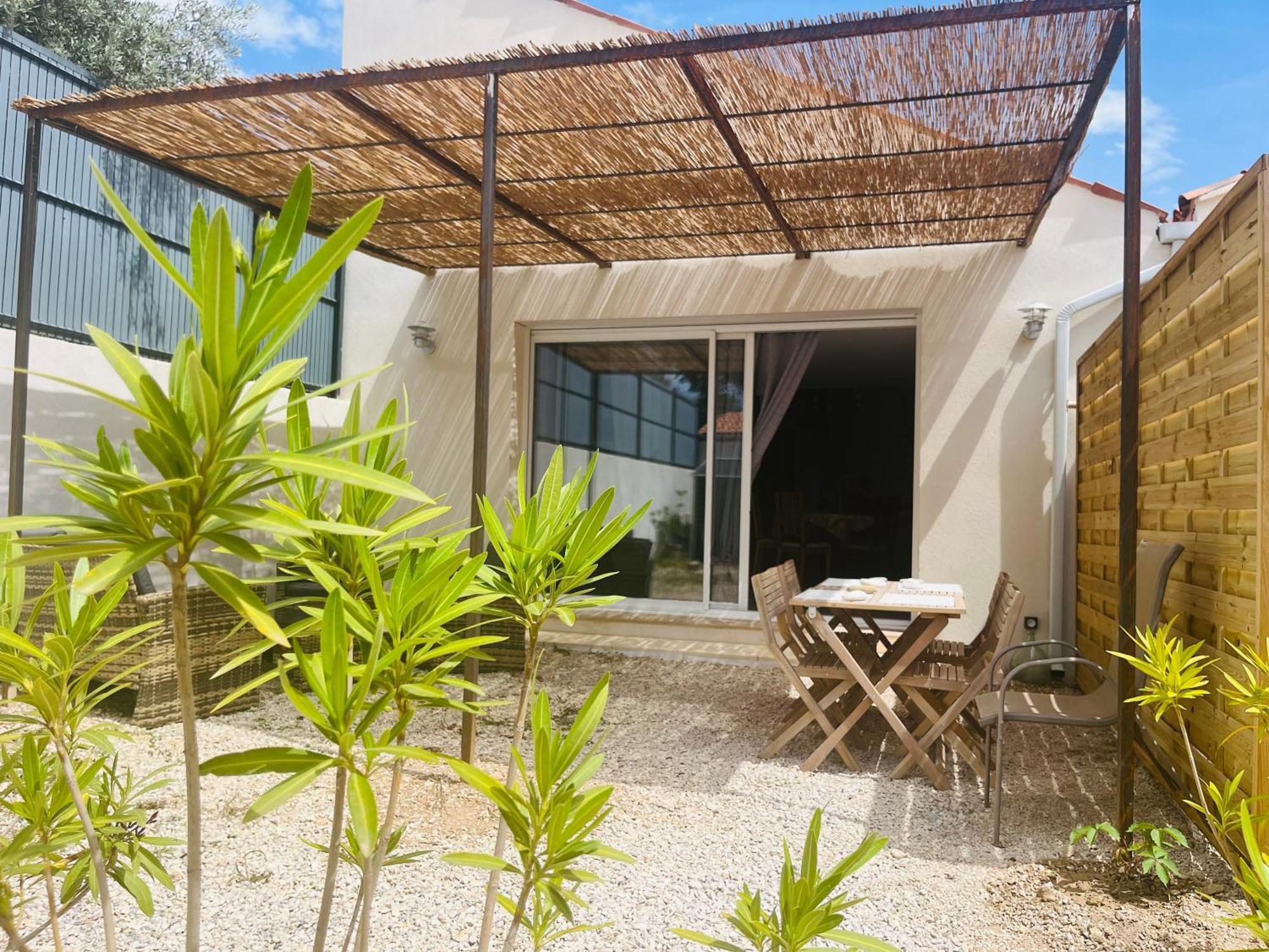 Chez Nous Hotel Merindol ภายนอก รูปภาพ